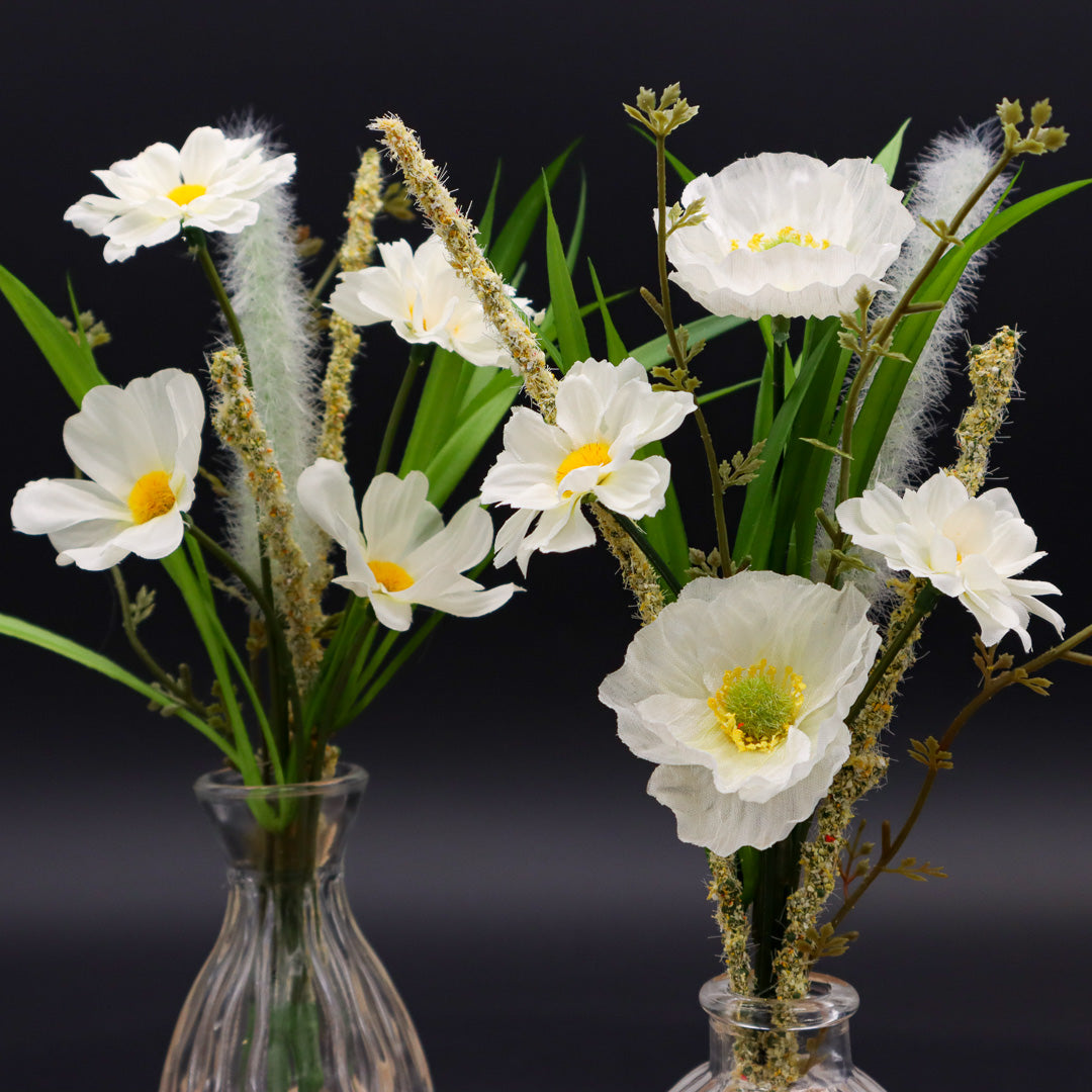 Blumen Arrangement in Glasvase schmal oder rund in Creme 24 cm