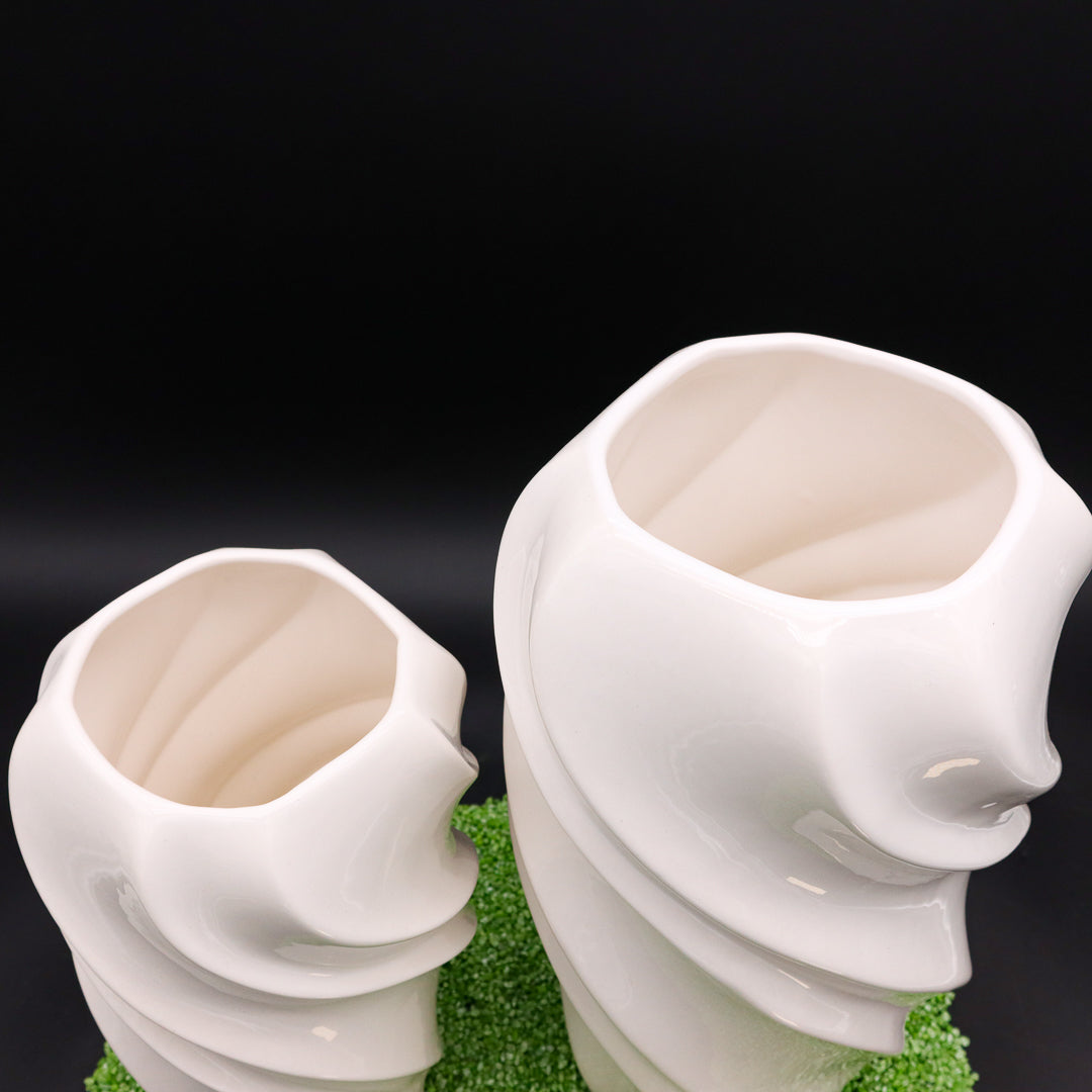 XXL schwungvolle Vasen aus Porzellan in zwei Größen