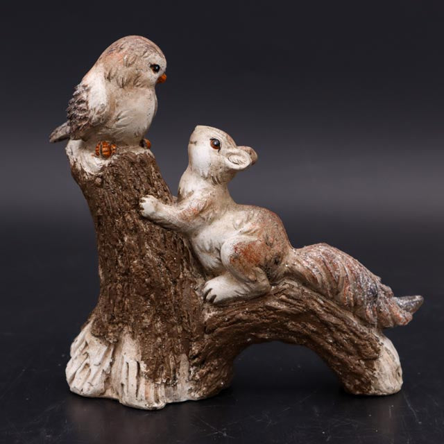 Eichhörnchen und Vogel auf Baumstamm 17 cm x 18 cm