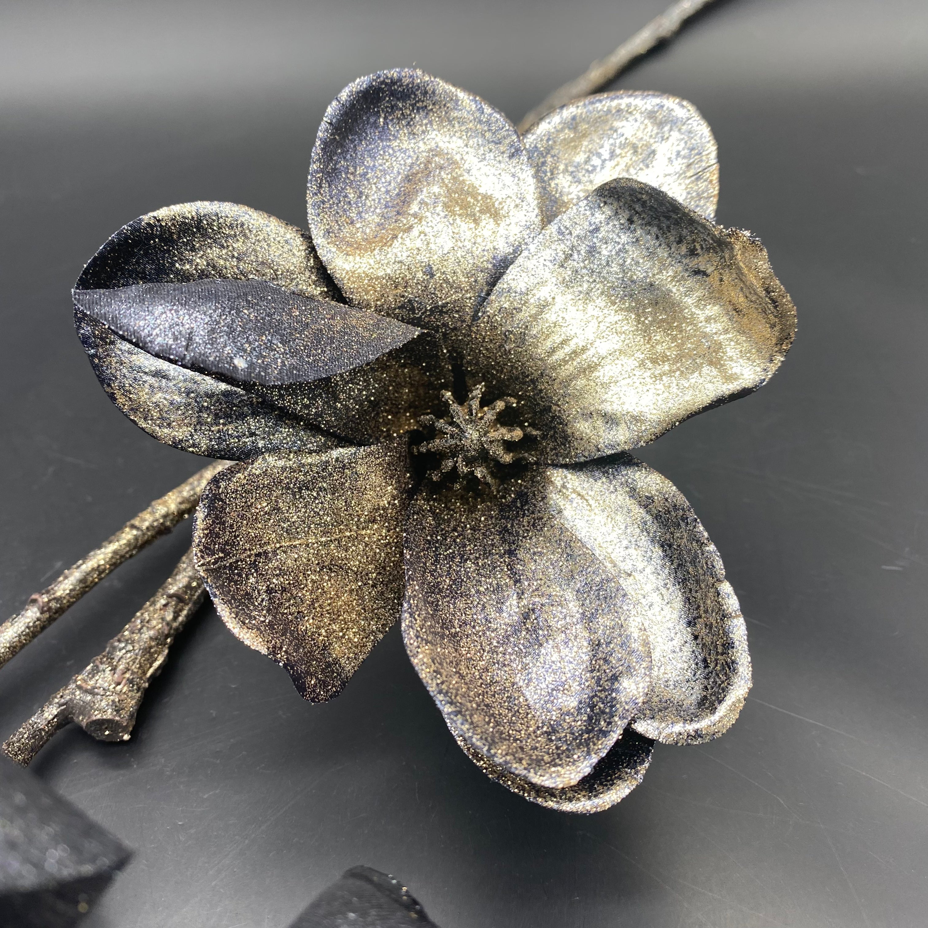 Luxury Style Magnolie in Schwarz-Gold mit 4 Blüten, 85 cm