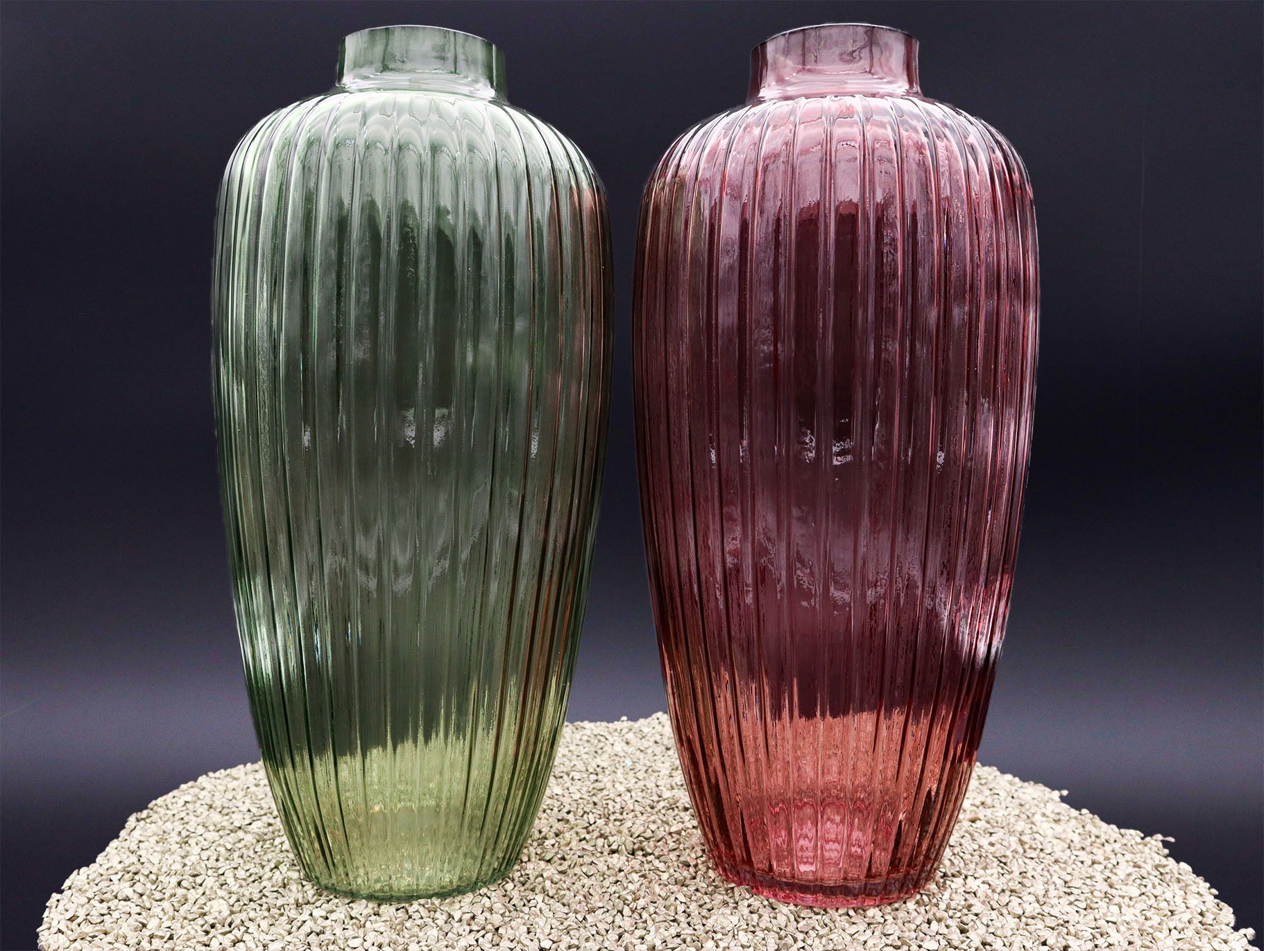 Glasvasen geriffelt in verschieden Farben und Größen