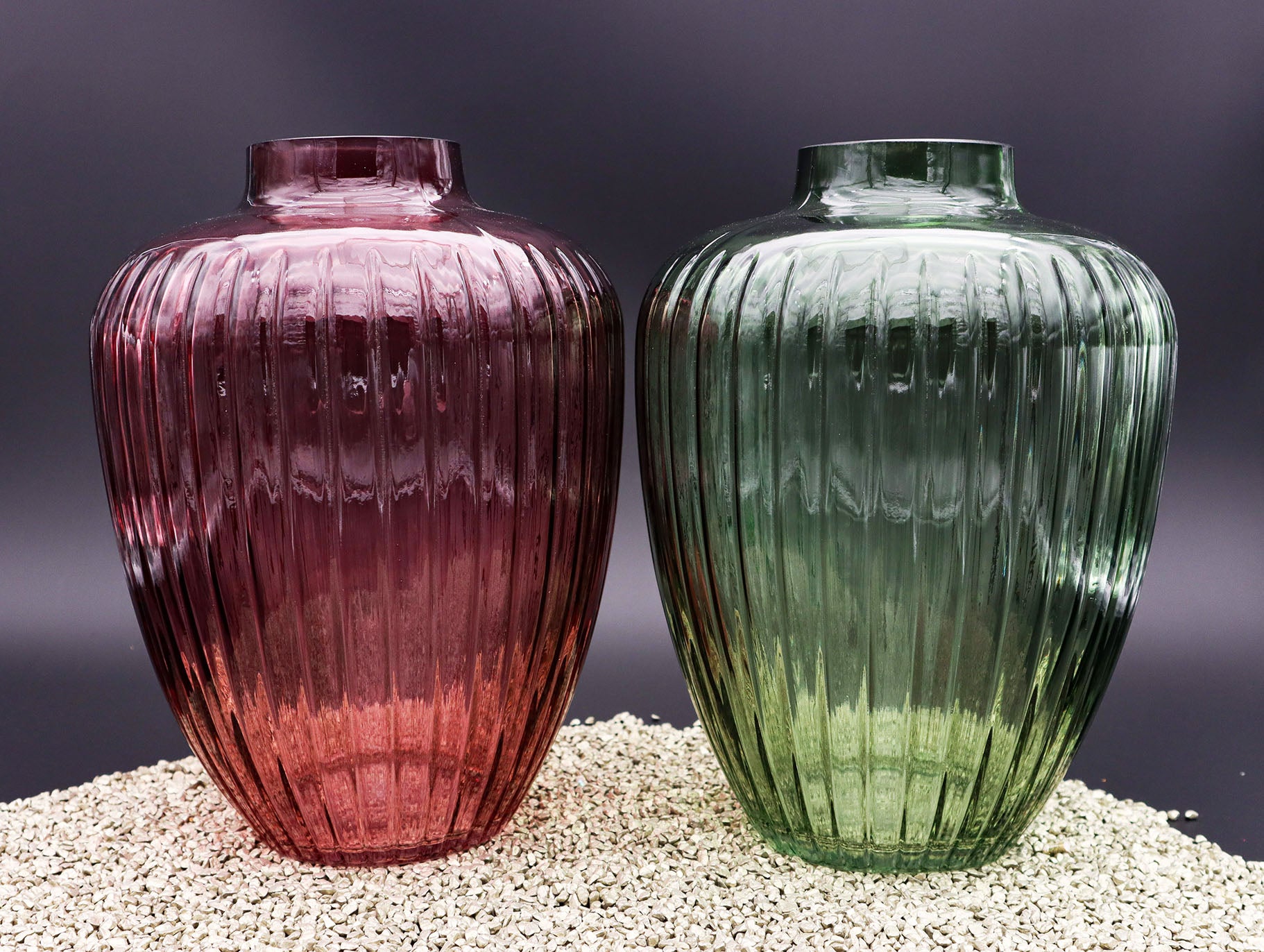 Glasvasen geriffelt in verschieden Farben und Größen