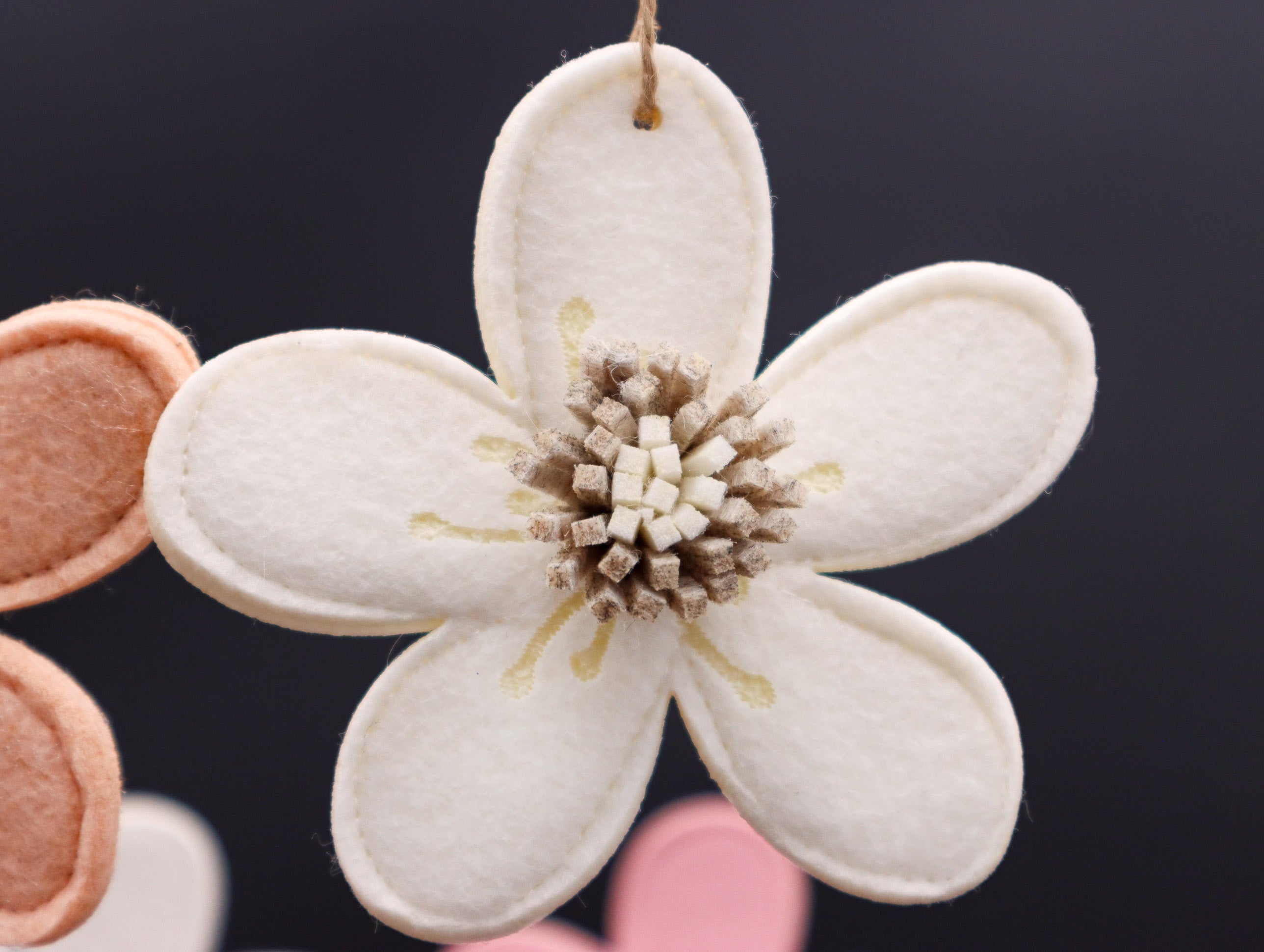 3er Set Filzblumen zum Hängen in Weiß, Rosa und Apricot